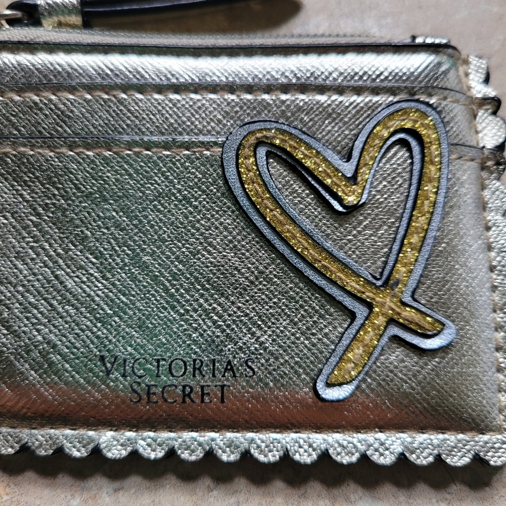 Victoria Secret - Picture 2 of 5